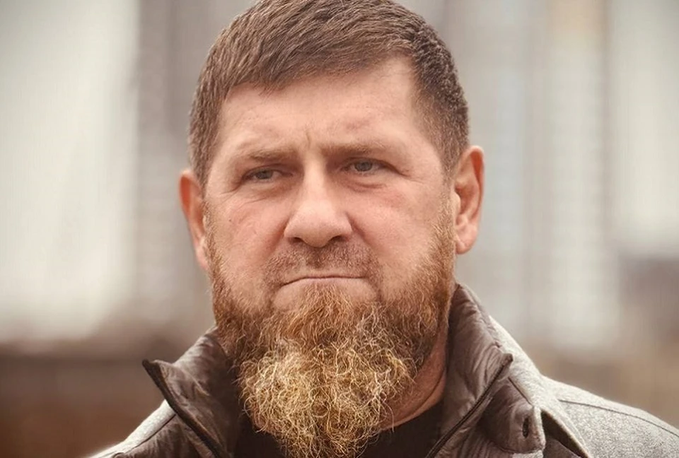 Согласно тексту указа, звание присвоено за беззаветное служение народу, выдающиеся заслуги перед государством и личное мужество. Фото: соцсети Даудова.