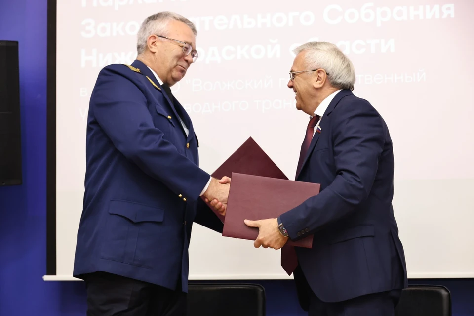 Спикер Законодательного Собрания Евгений Люлин и ректор Игорь Кузьмичев подписали соглашение о сотрудничестве. ФОТО: ЗСНО.