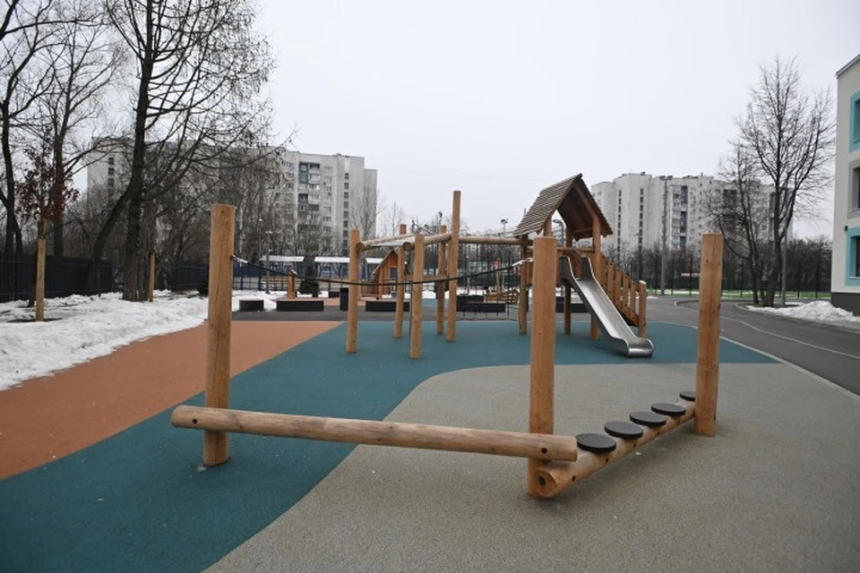 В Тулуне рядом с детской площадкой заметили мужчину без штанов