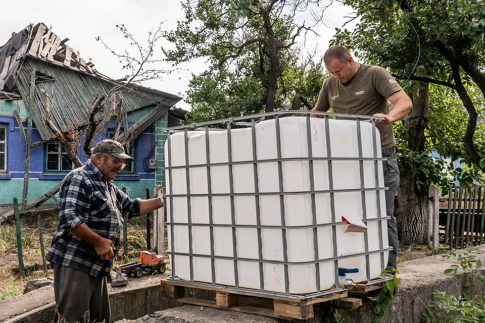 Народный фронт доставил в поселок Желанное ДНР емкость с водой. Фото: Народный фронт ДНР