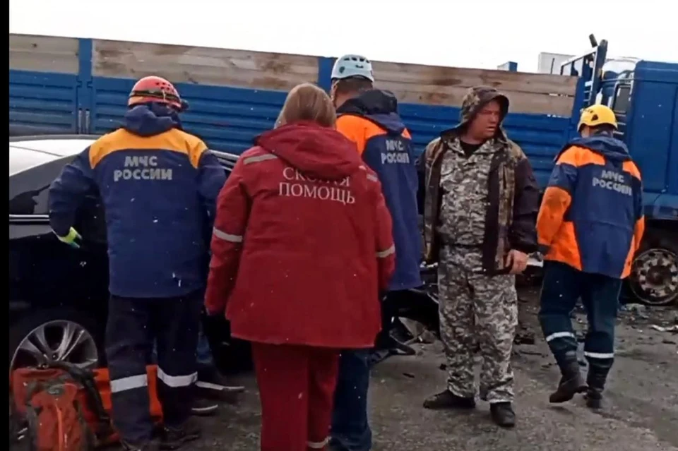 На место аварии выезжали спасатели. Скриншот видео ГУ МЧС по Алтайскому краю