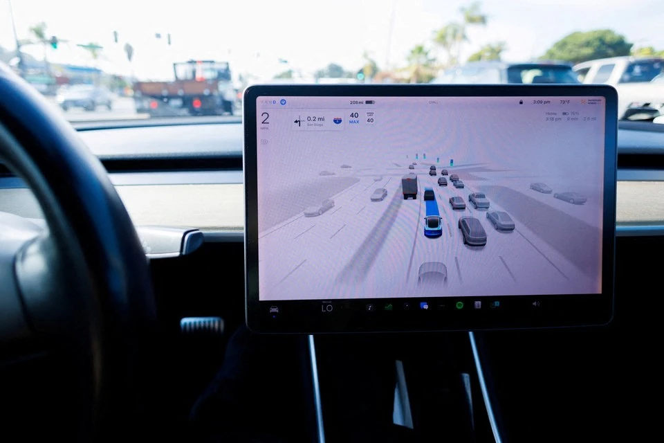 Трое студентов сгорели заживо, застряв в своей Tesla