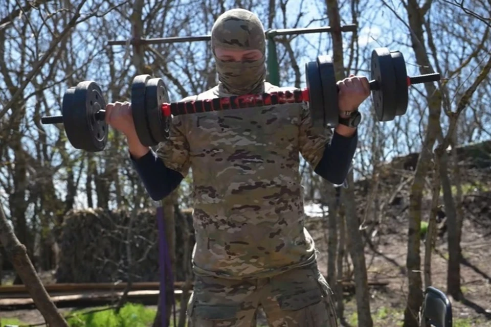 Бойцы ВДВ на Запорожском направлении стараются и вне боя поддерживать себя в отличной спортивной форме. Фото: Народный фронт Запорожской области