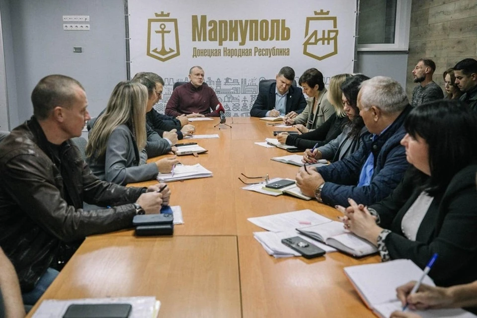 В Мариуполе прошло совещание с участием финалиста конкурса «Донбасс. СВОИ Герои». Фото: ТГ/Кольцов