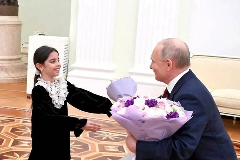 Президент приглашал Раисат на экскурсию в Кремль. Фото: пресс служба президента
