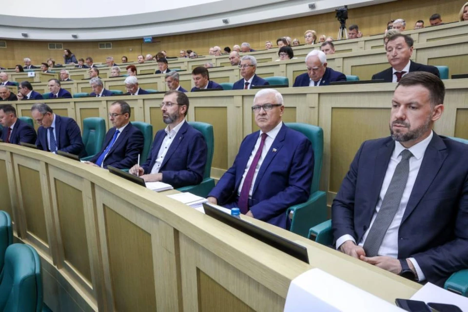 В Совете Федерации РФ состоялись парламентских слушания, посвященные основным параметрам федерального бюджета на 2026 год и плановый период 2027-2028 годов.