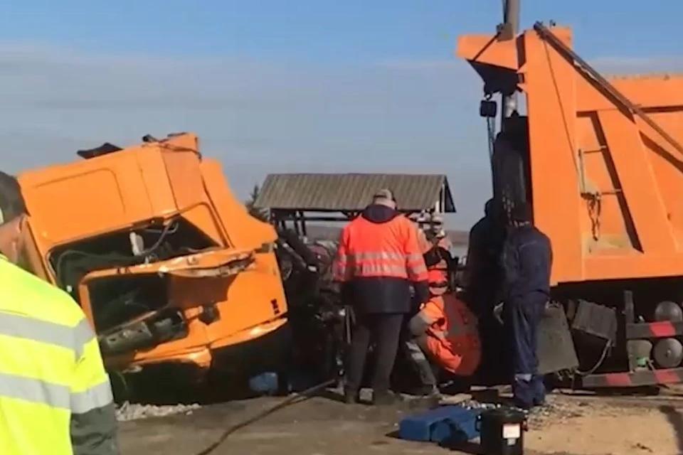 Поезд столкнулся с грузовиком в Татарстане, появилось видео, фото: кадр из видео