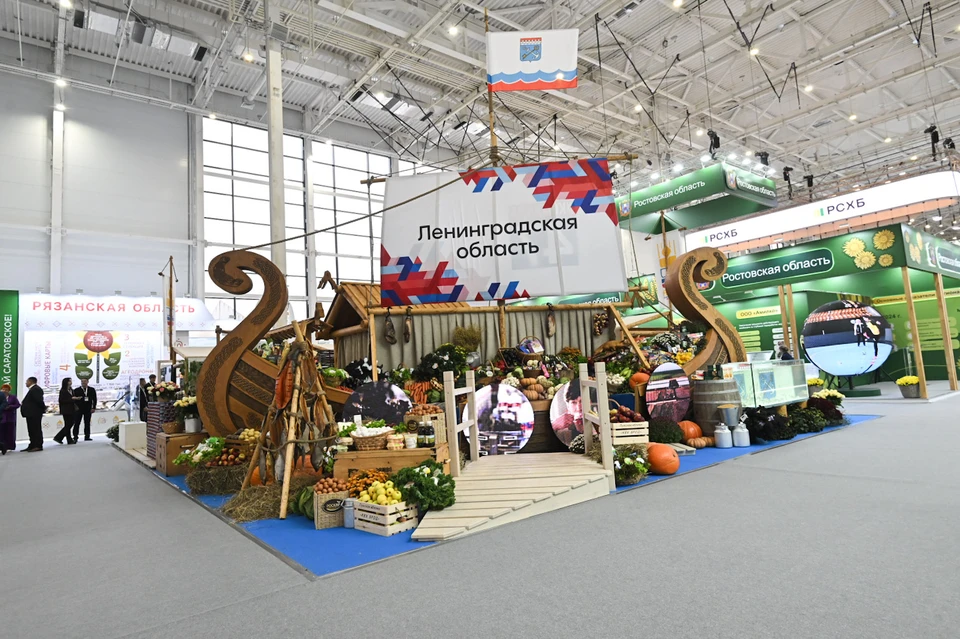 Стенд региона воссоздает историческое торжище в Старой Ладоге – первой столице Древней Руси. Фото: пресс-служба правительства Ленинградской области