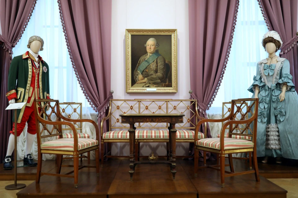 Раньше гарнитур хранился в частной коллекции. Фото: Тверская картинная галерея