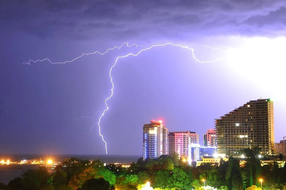 Молнию невероятной силы зафиксировали ночью в Сочи