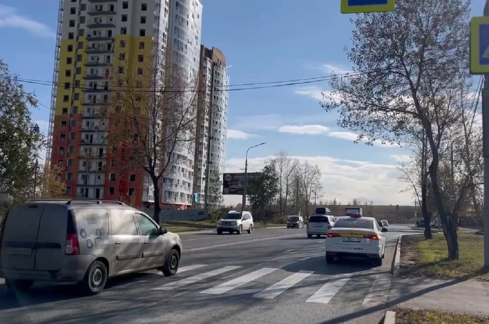 В красноярском Солнечном водитель наехал на женщину с детьми. Скриншот: видео краевой Госавтоинспекции