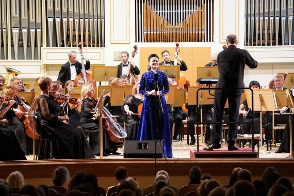 Со сцены звучали песни на русском и китайском языках.