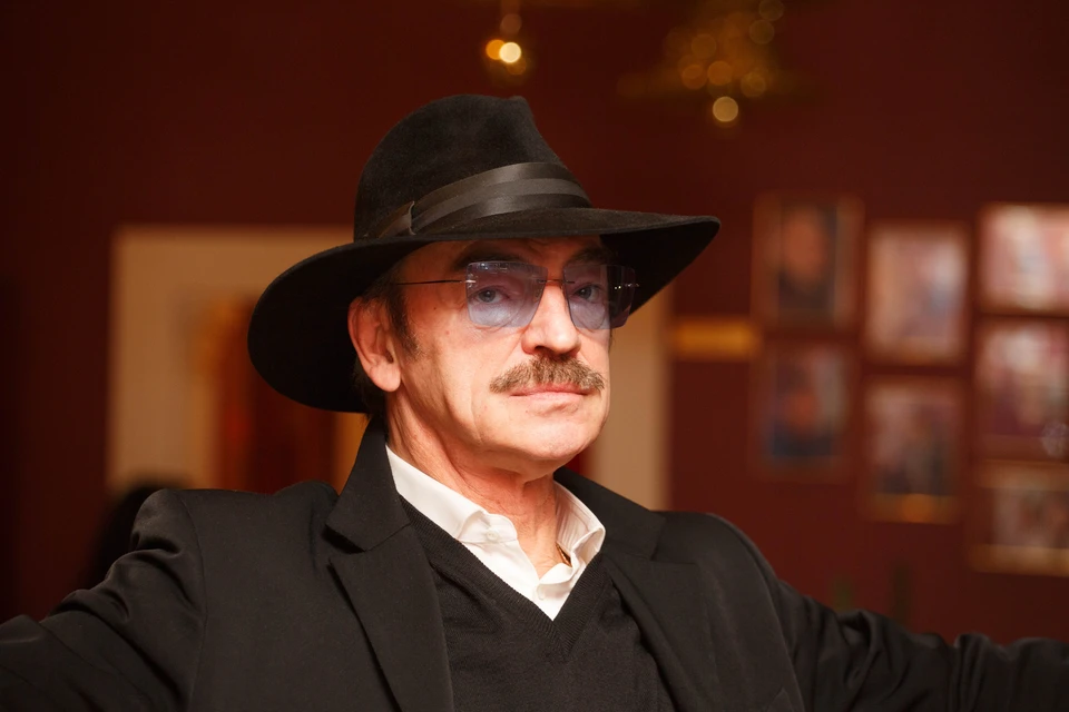 Актер вернулся на сцену после перелома ребер.