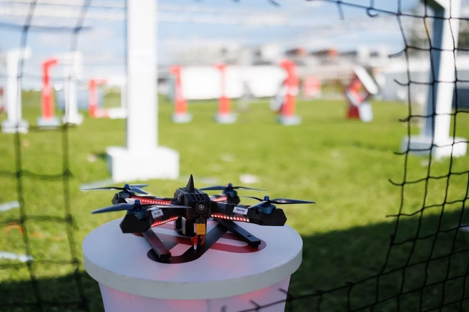 Гонки дронов - это не только спортивный азарт, но и возможность привлечь молодежь к высоким технологиям и инженерии. Фото: ТГ/Ширшов