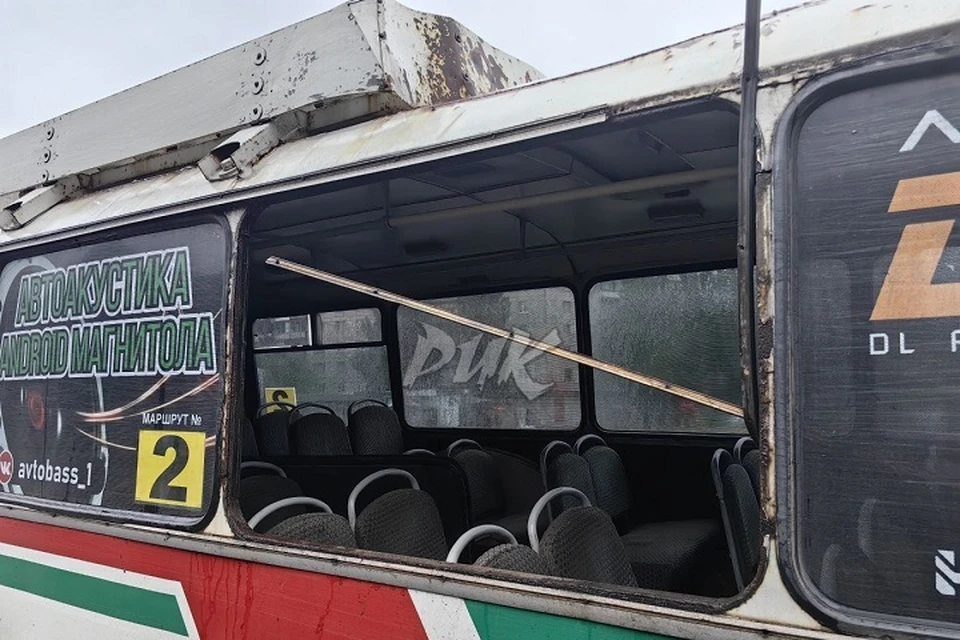 Автобус, поврежденный в результате атаки дрона ВСУ в Горловке. Фото: ТГ/Приходько