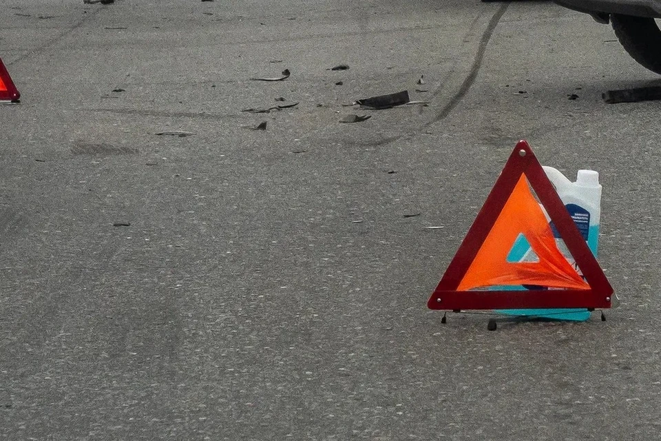 В Новосибирске столкнулись микроавтобус и фура.