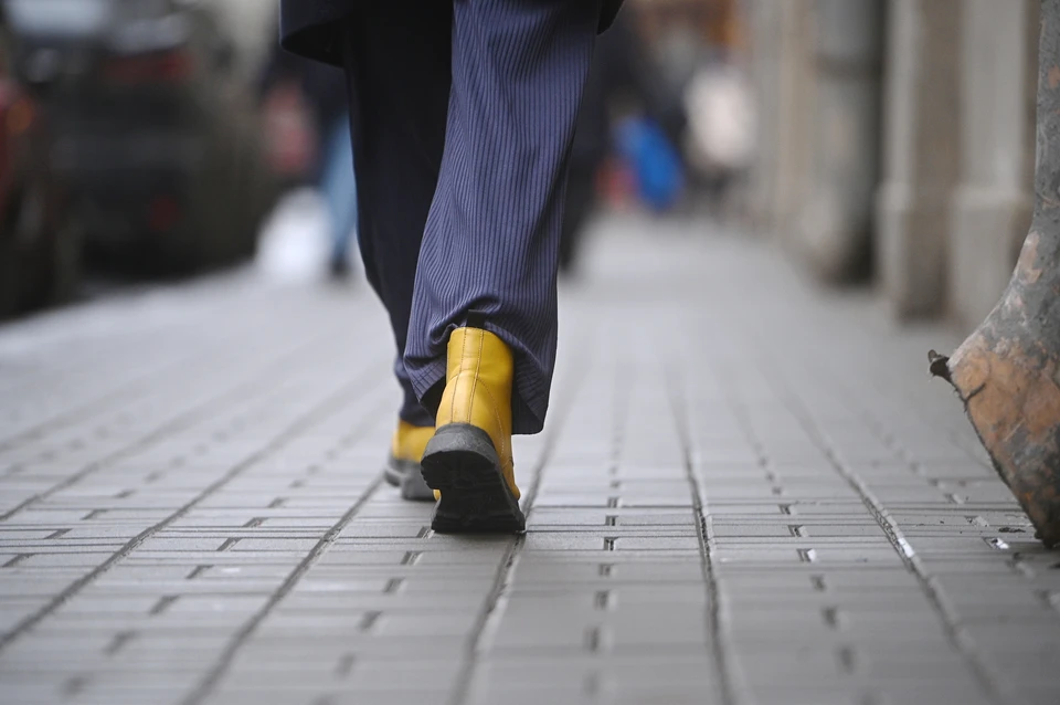 По словам стилиста, стоит избегать массивных деталей, крупных пряжек и утяжеляющих элементов