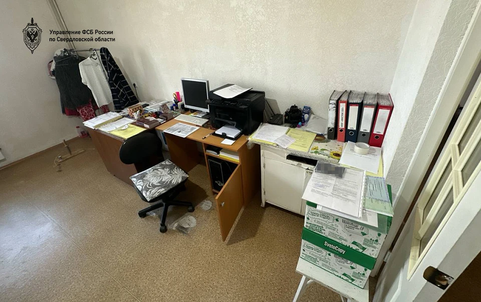 В ходе обысков сотрудники ФСБ нашли оттиски печатей и технику для подделки документов. Фото: УФСБ России по Свердловской области