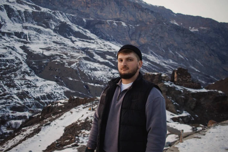 «Только через боль я добьюсь успеха»: ветеран СВО из Северной Осетии, потерявший ногу, пишет стихи, песни и занимается армрестлингом