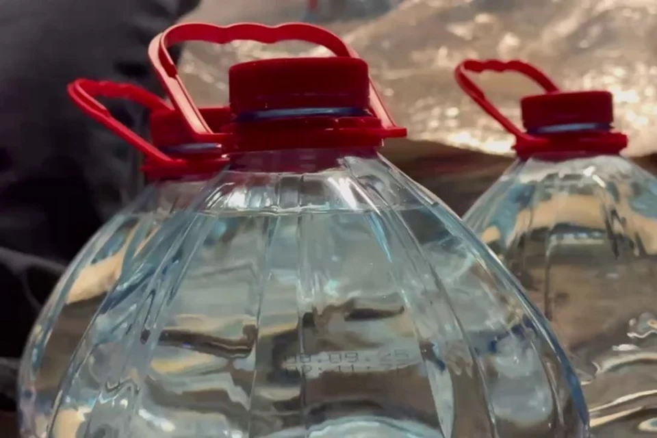 Волонтеры и СК доставили тонну воды пенсионерам Петровского района Донецка. Фото: Ресурсный центр ДНР