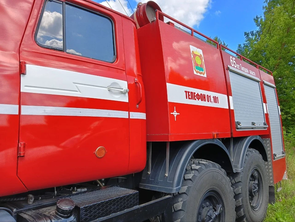 В результате происшествия повреждена внутренняя обшивка автобуса на площади около десяти квадратов.