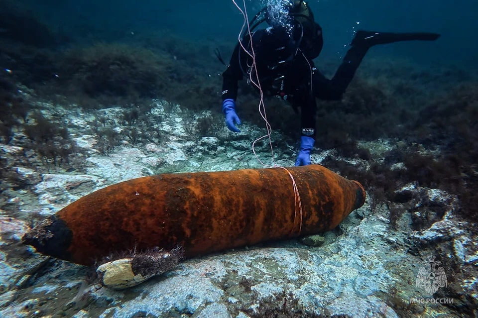 Опасное железо лежало на дне. Фото: МЧС