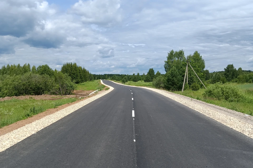 На дорогах не просто меняют асфальт, рабочие расширяют обочины и меняют дорожное основание - так отремонтированная проезжая часть прослужит дольше. Подъезд к деревне Маркелово, Республика Марий Эл. Фото: Министерство транспорта и дорожного хозяйства Республики Марий Эл.