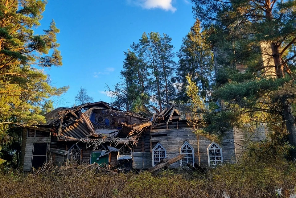 Церковь осталась без людской заботы и обрушилась. Фото: VK/Проект «Консервация»/Павел Лабутин, Andreynikkk