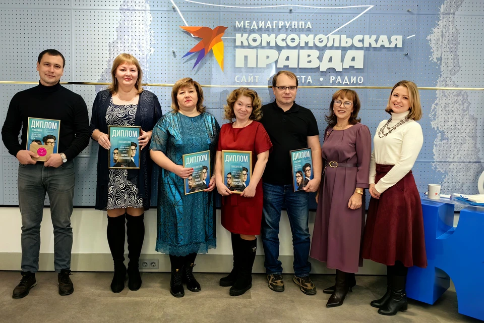 Руководитель Иркутскстата Елена Сигачева (на фото вторая справа) лично поздравила коллег.