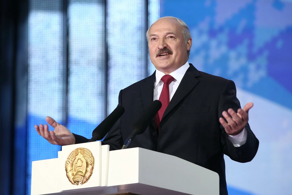 Лукашенко поздравил белорусов с Днем отца.