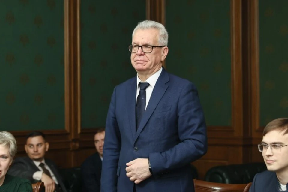 Ректор КФУ Ленар Сафин на совещании представил нового руководителя коллективу. Фото: media.kpfu.ru