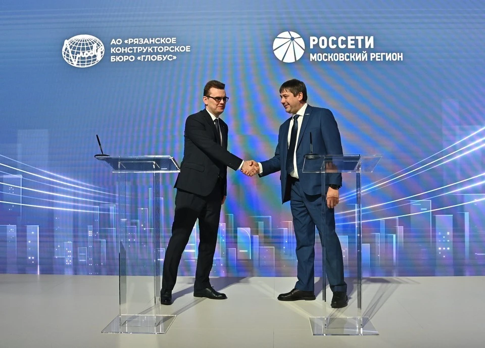 Генеральный директор РКБ «Глобус» Евгений Байкин (слева) и генеральный директор «Россети Московский регион» Александр Пятигор (справа) скрепили заключенное соглашение рукопожатием. Фото предоставлено пресс-службой «Россети Московский регион».