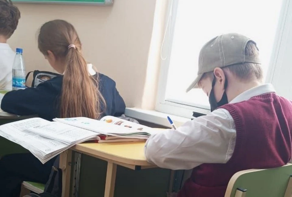 Валя на уроках сидит в маске. Фото: личный архив семьи