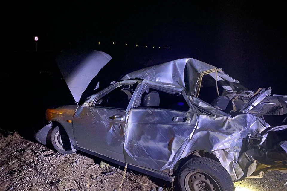 20-летнего пассажира, который находился на заднем сиденье автомобиля, доставили в больницу с травмами различной степени тяжести