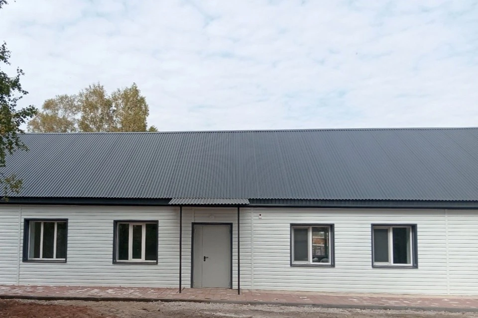 Внешние изменения заметны уже с подхода: обновленная кровля и свежий фасад здания создают приятное впечатление. Фото: ЕР