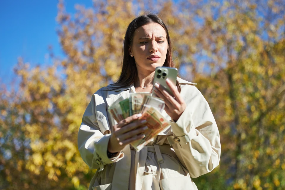 Волгоградцы снова снимают наличку и ищут новые способы связи.