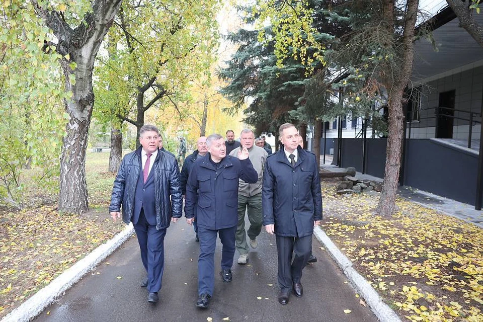 Андрей Бочаров осмотрел социальные объекты, которые восстанавливают волгоградские специалисты. Фото: ТГ-канал Альберта Зинченко