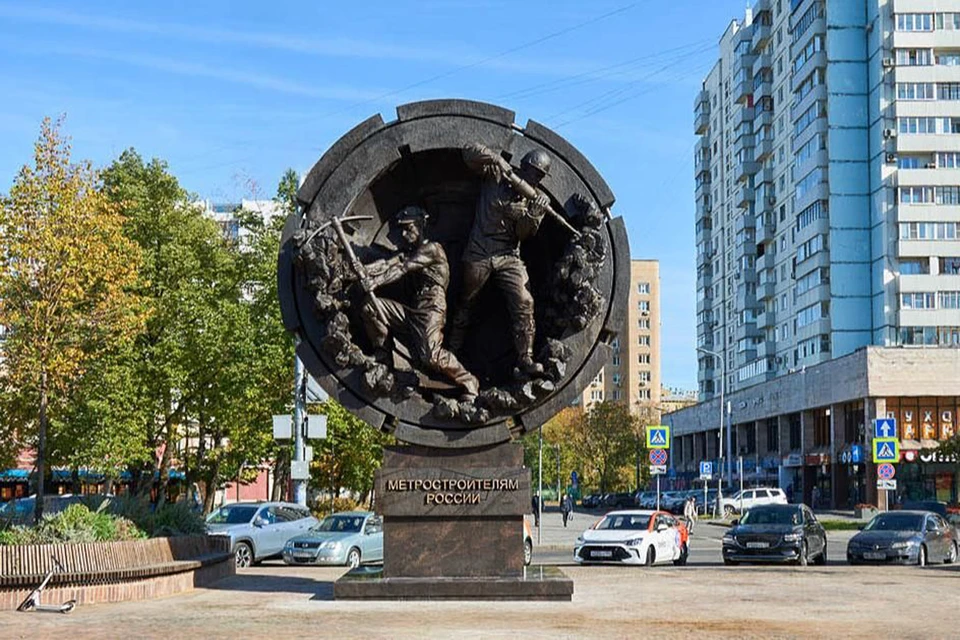 На Сокольнической площади на востоке города площади разместили монумент «Метростроителям России». Фото: Евгений Самарин. Mos.ru