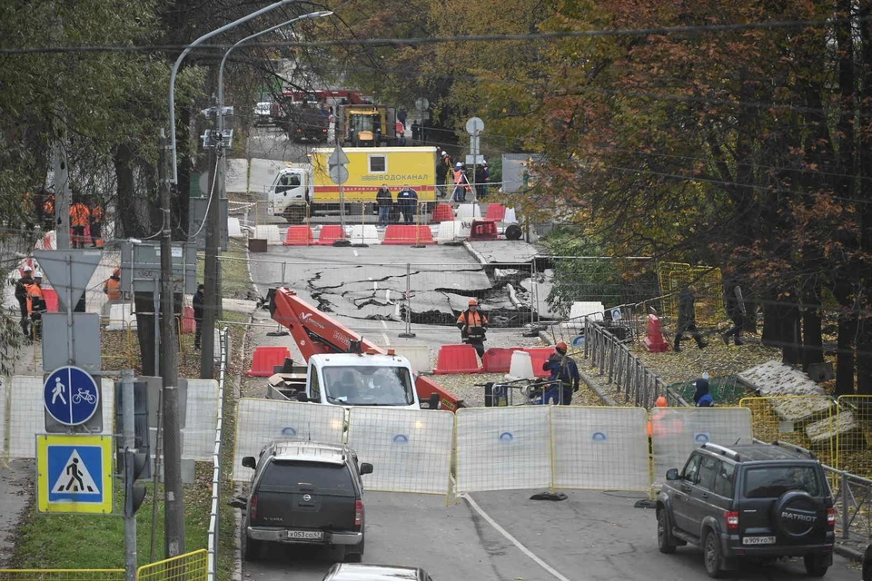На месте работают более 30 единиц спецтехники.