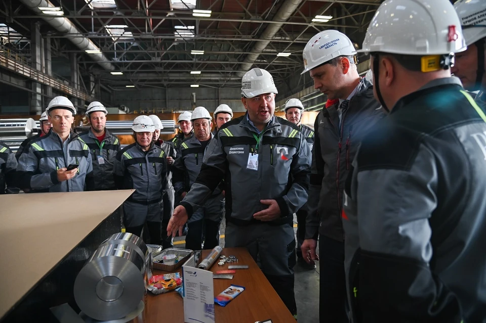 Фольгу, сделанную на заводе, используют, например, в упаковке для продуктов