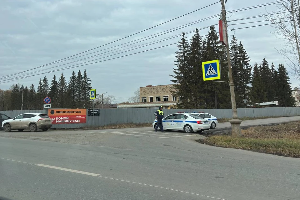 Рядом с местом происшествия дежурят экипажи ДПС.