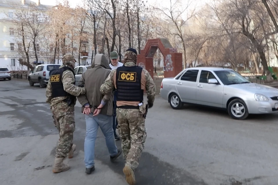 Подозреваемого в шпионаже задержали сотрудники УФСБ. Фото - оперативная съемка