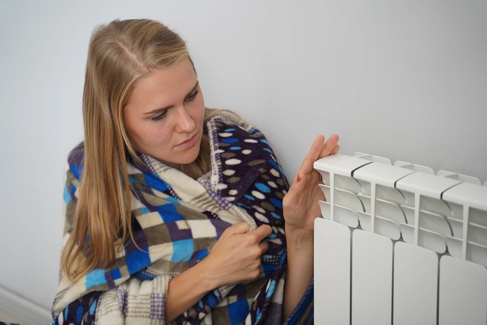 Рабочие пытаются починить трубы