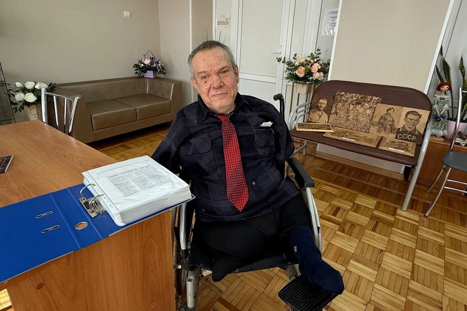 Александр Миронов пишет стихи своей единственной ногой.