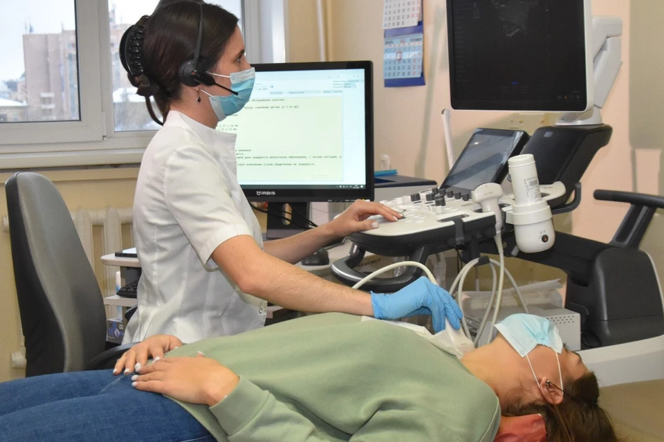 Специалист заполняет протокол с помощью голосового помощника