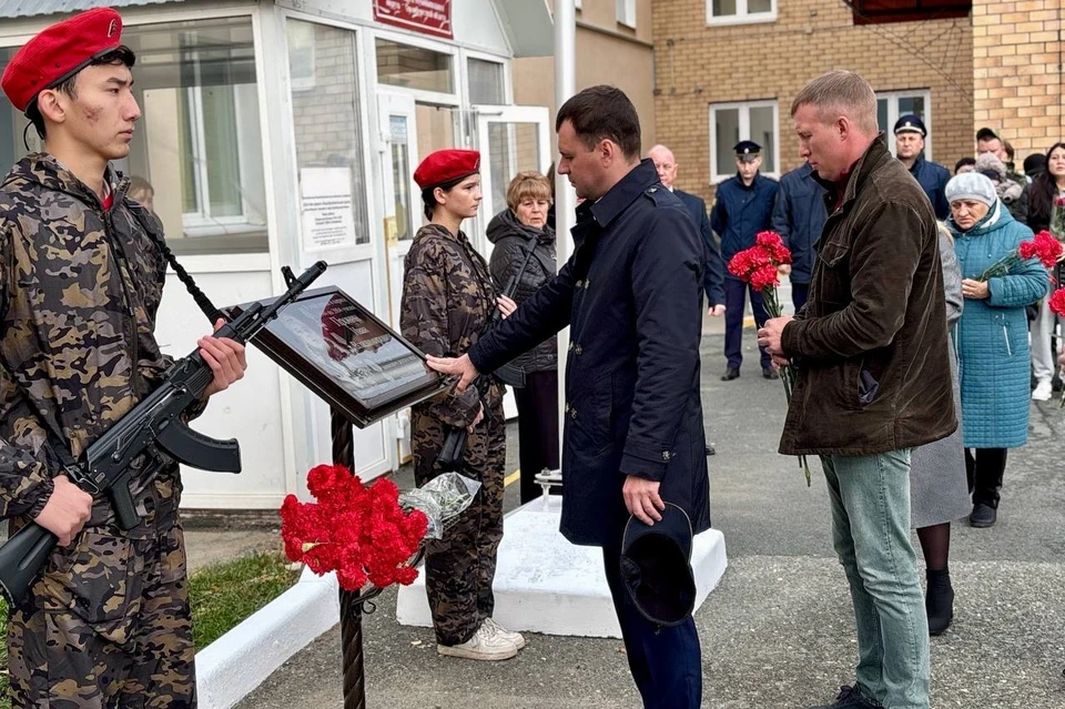 Мемориальная доска в школе стала данью памяти и уважения к подвигу Ивана Пронина и напоминанием о вкладе каждого в защиту Родины. Фото: ТГ-канал Сергея Савченко