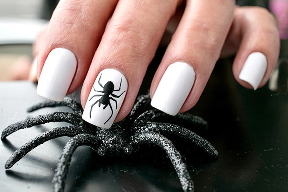 Популярными цветами для маникюра на Хэллоуин являются оранжевый, черный, красный и белый