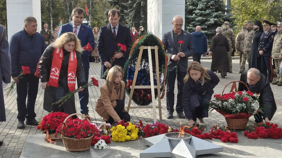Цветы к Вечному огню несли сегодня с самого утра