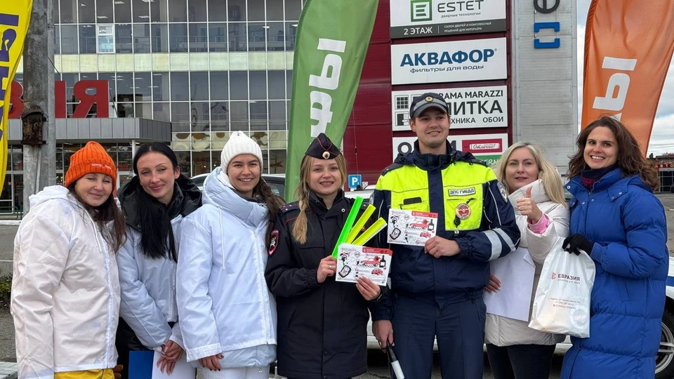 «Комсомольская правда» совместно с ГИБДД и партнёрами — торговым центром «Евразия» — провела профилактическую акцию