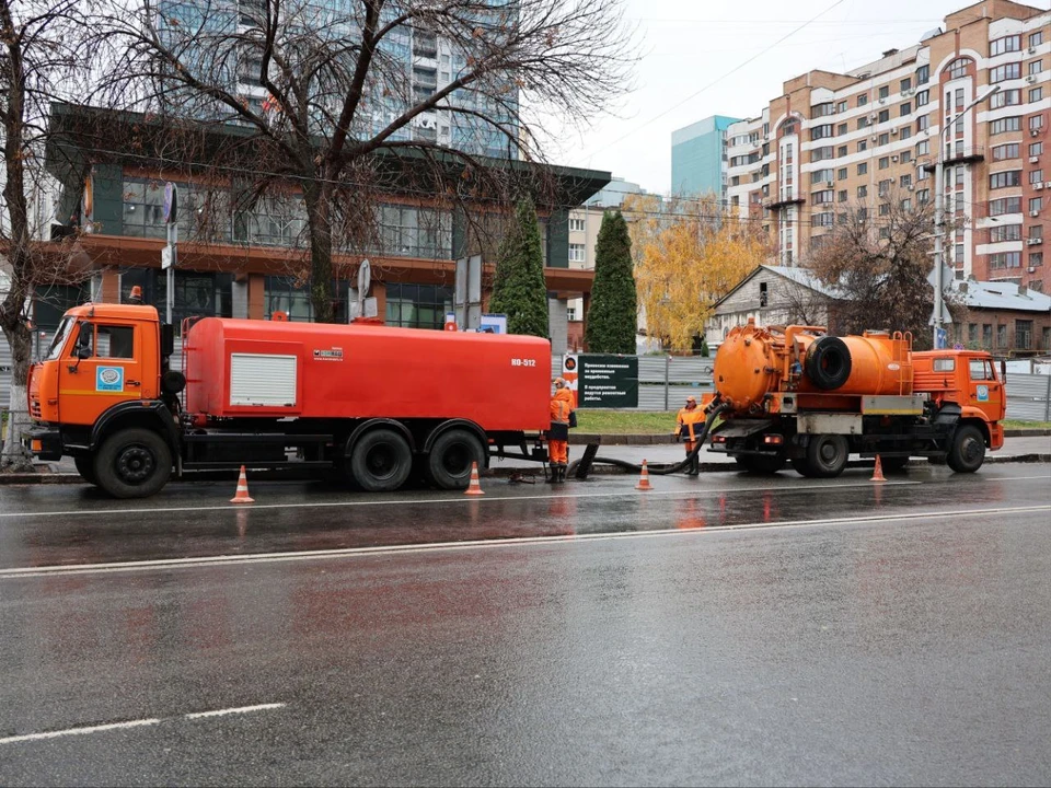 Стоит задача убрать смет, мусор, и – особенно – опавшую листву. Фото: телеграм-канал Ивана Носкова